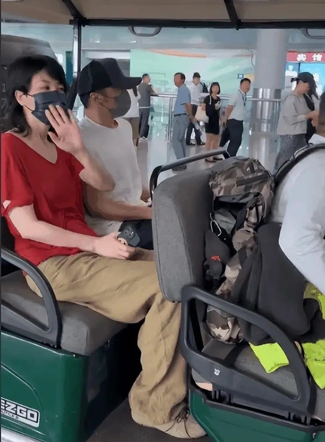 Tạ Đình Phong - Vương Phi quấn lấy nhau giữa phố, tay đan tay công khai tình cảm - Hình 5