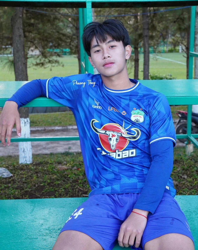 Trần Gia Bảo: Hotboy làng bóng đá, vượt mặt cả Quang Hải - Công Phượng - Hình 2