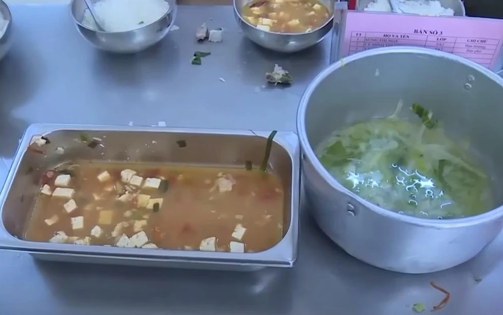 Vụ 11 học sinh ăn 2 gói mì tôm: Nguyên hiệu trưởng dính án hình sự - Hình 7