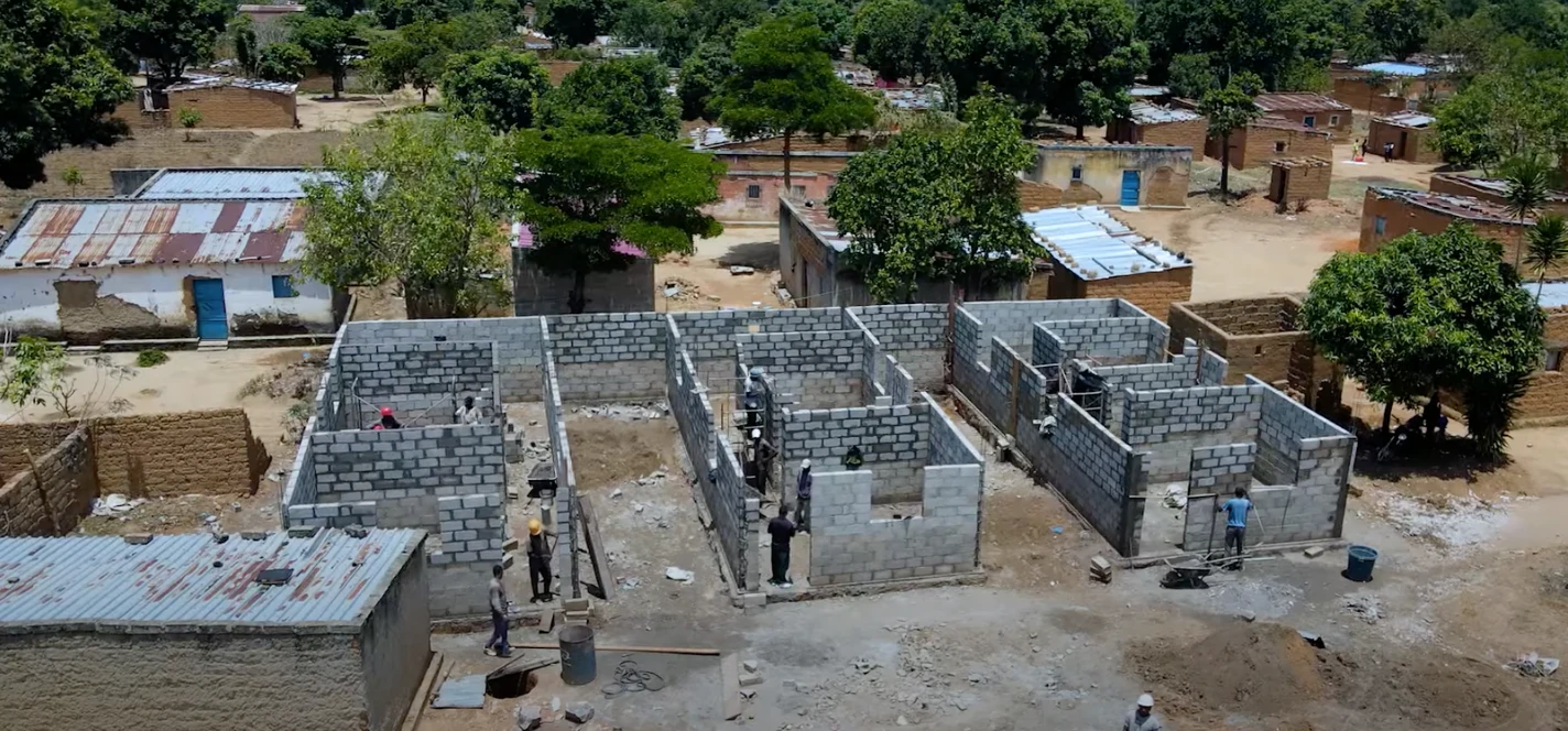 Bố Quang Linh sốc trước tiến độ xây nhà team huyền thoại, thưởng nóng đội thợ - Hình 1