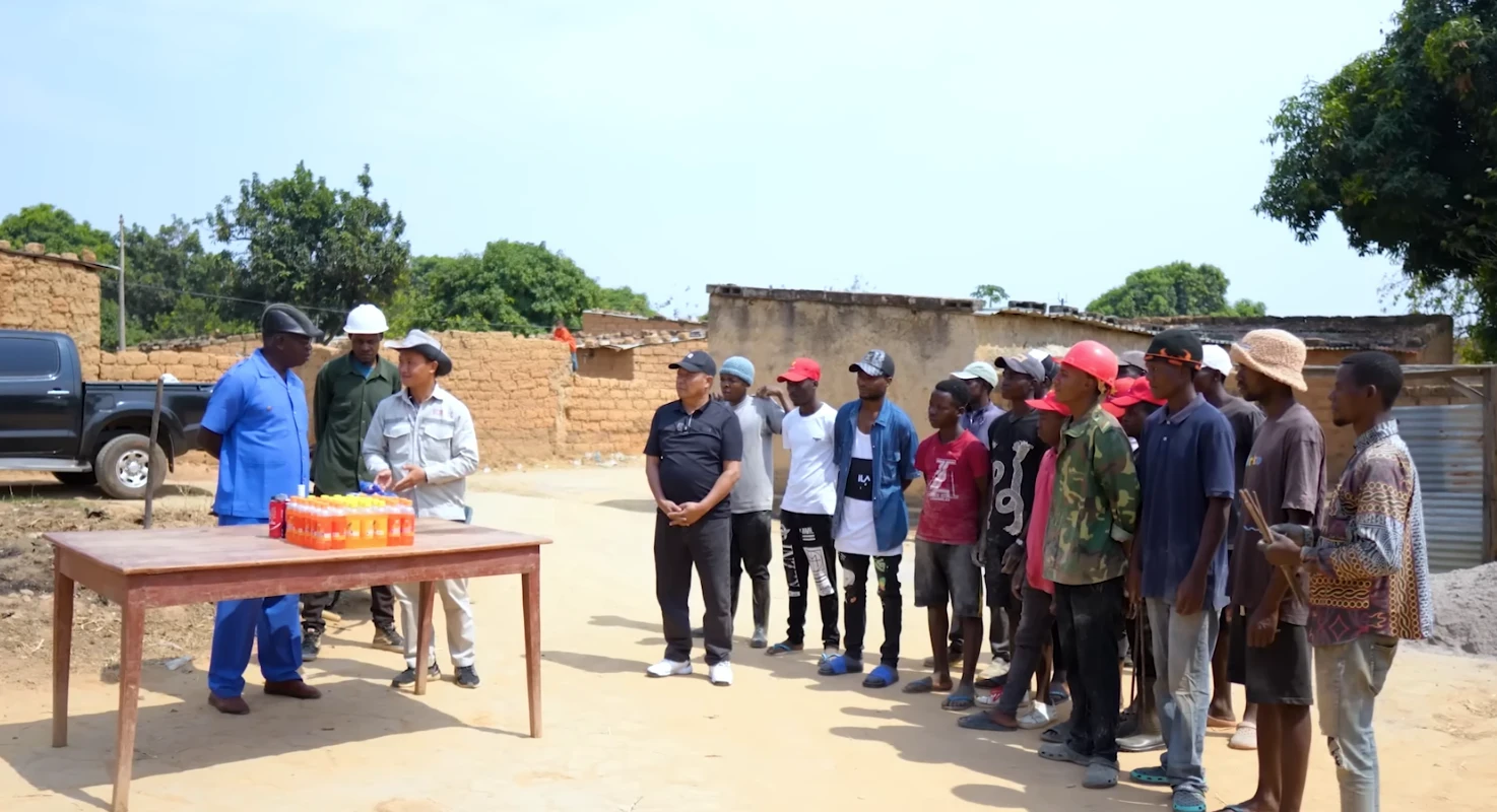 Bố Quang Linh sốc trước tiến độ xây nhà team huyền thoại, thưởng nóng đội thợ - Hình 7