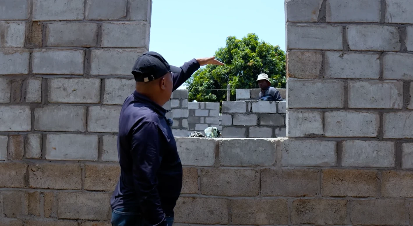 Bố Quang Linh sốc trước tiến độ xây nhà team huyền thoại, thưởng nóng đội thợ - Hình 3