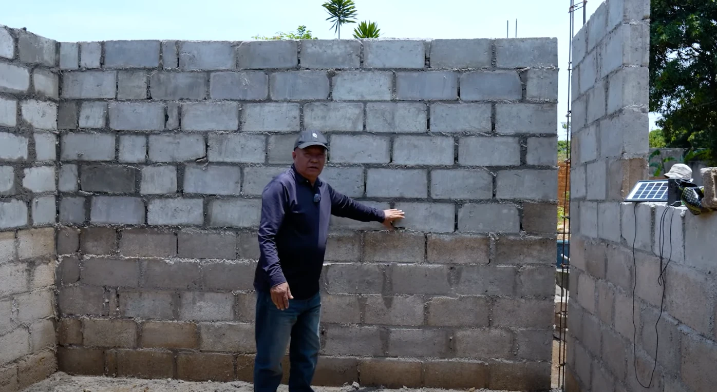 Bố Quang Linh sốc trước tiến độ xây nhà team huyền thoại, thưởng nóng đội thợ - Hình 4