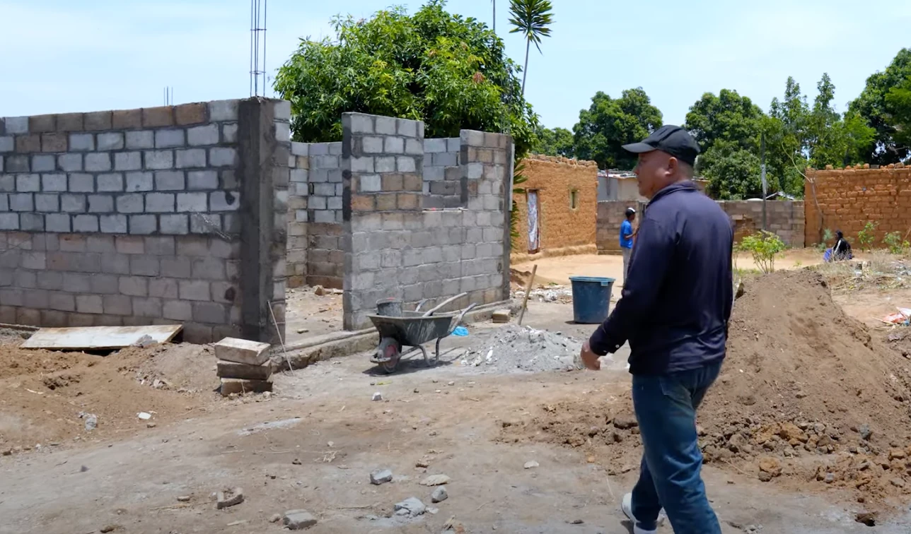 Bố Quang Linh sốc trước tiến độ xây nhà team huyền thoại, thưởng nóng đội thợ - Hình 2