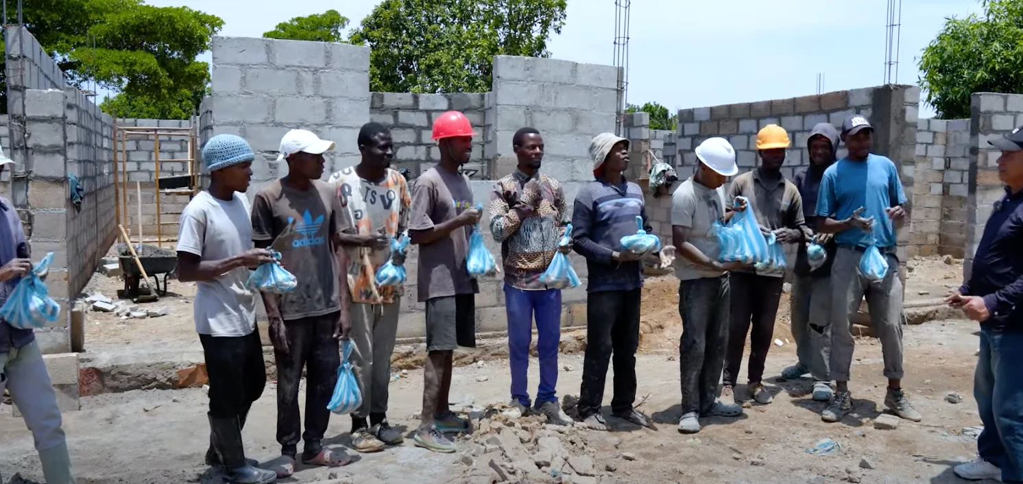Bố Quang Linh sốc trước tiến độ xây nhà team huyền thoại, thưởng nóng đội thợ - Hình 5