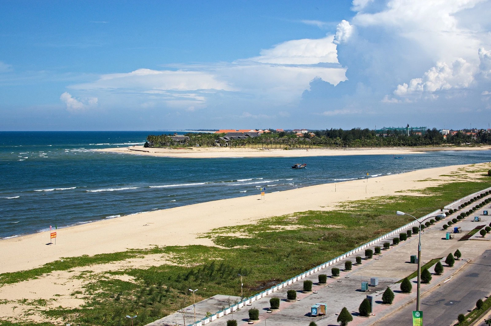 Bão Trami tăng cấp, đường đi lạ thường, miền Trung nguy cơ lụt lịch sử như 2020 - Hình 4