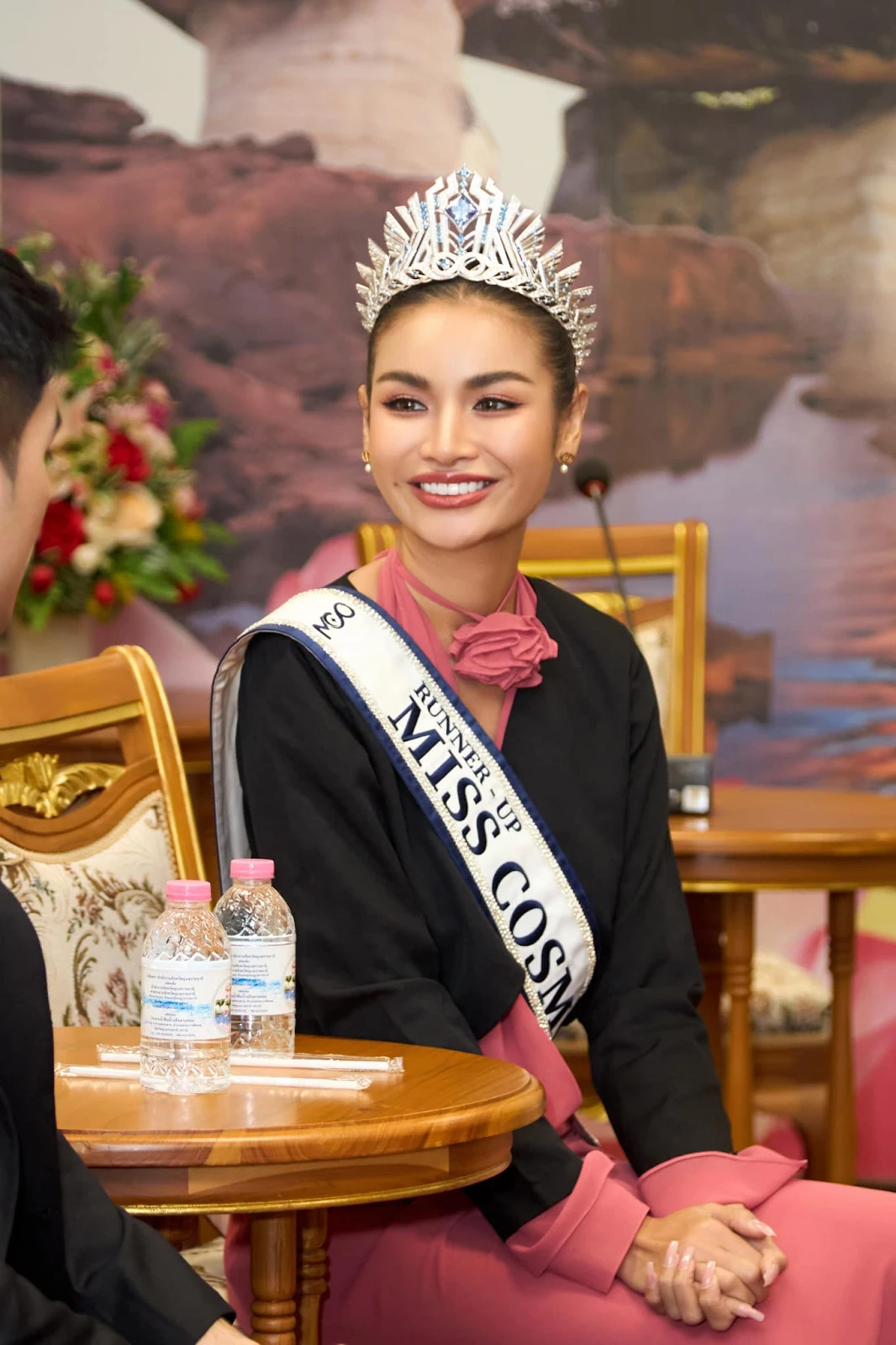 Á hậu Miss Cosmo báo cáo thành tích chính quyền Thái Lan, xúc động gặp gia đình - Hình 1