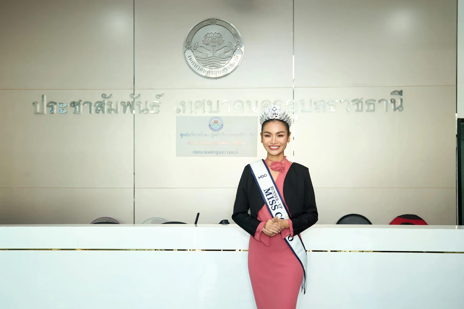 Á hậu Miss Cosmo báo cáo thành tích chính quyền Thái Lan, xúc động gặp gia đình - Hình 2