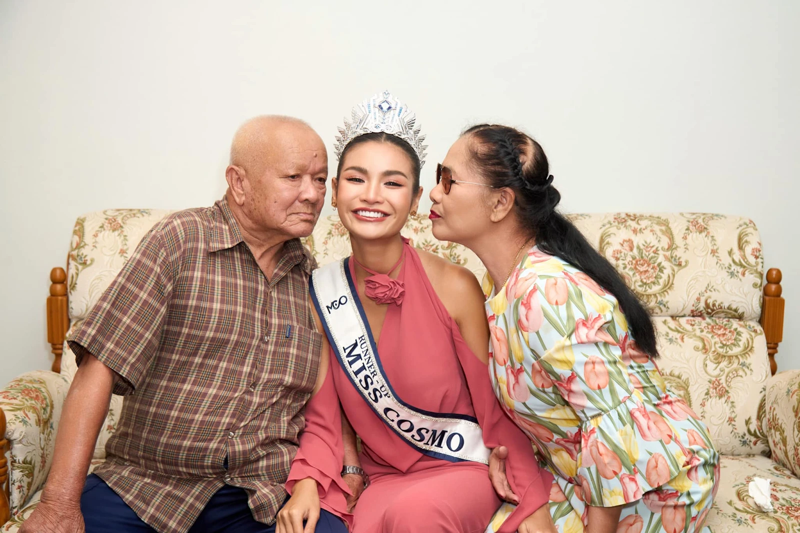 Á hậu Miss Cosmo - Karnuethai Tassabut lập tức làm thiện nguyện ngày về Thái Lan - Hình 3