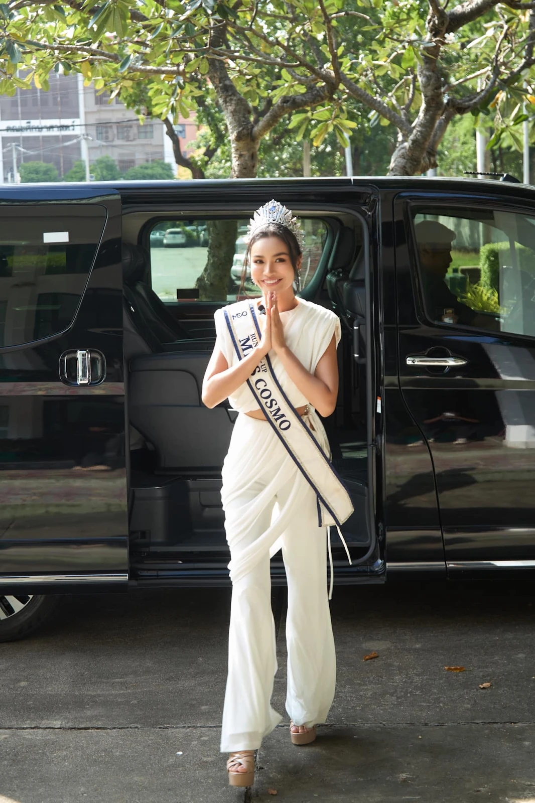 Á hậu Miss Cosmo - Karnuethai Tassabut lập tức làm thiện nguyện ngày về Thái Lan - Hình 6