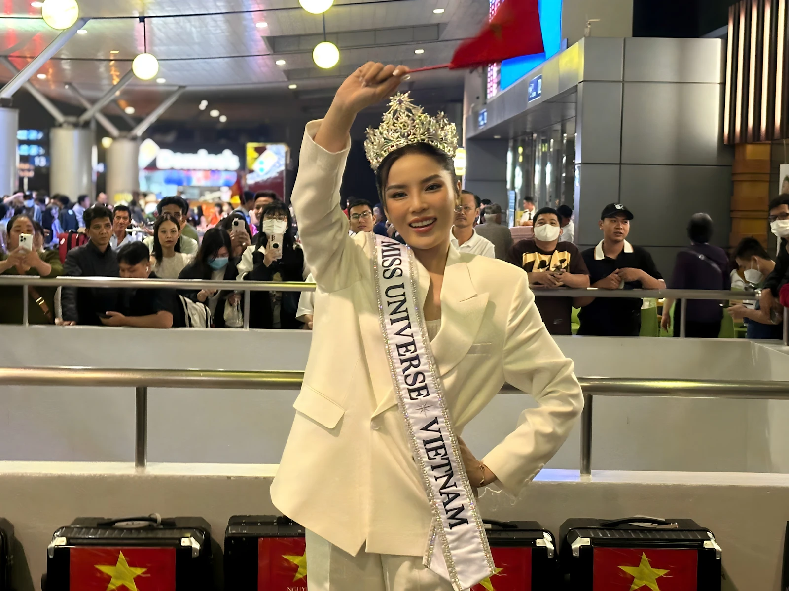 Kỳ Duyên khiến sân bay vỡ trận, hàng trăm người đến tiễn đi thi Miss Universe - Hình 1