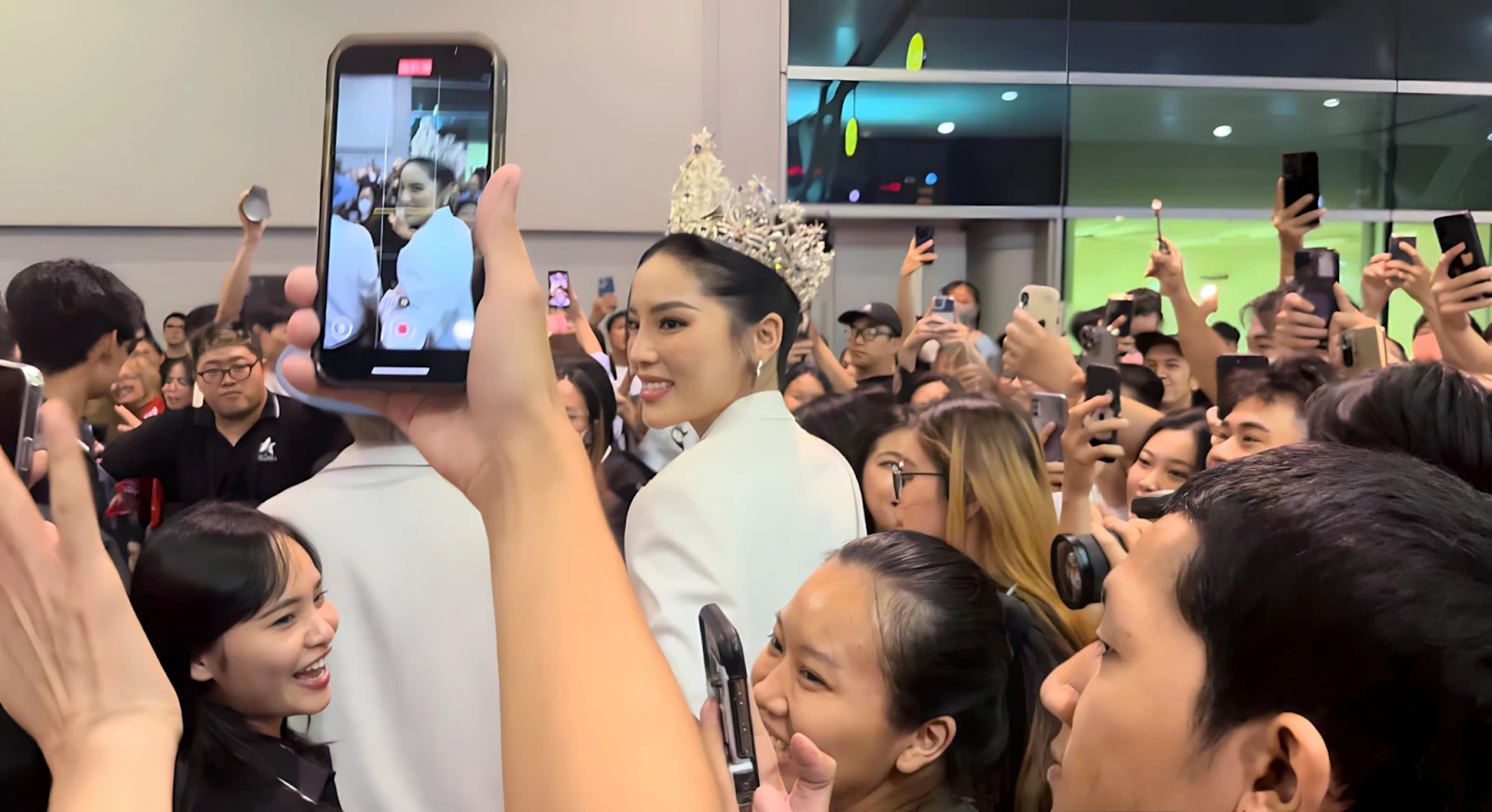 Kỳ Duyên khiến sân bay vỡ trận, hàng trăm người đến tiễn đi thi Miss Universe - Hình 3