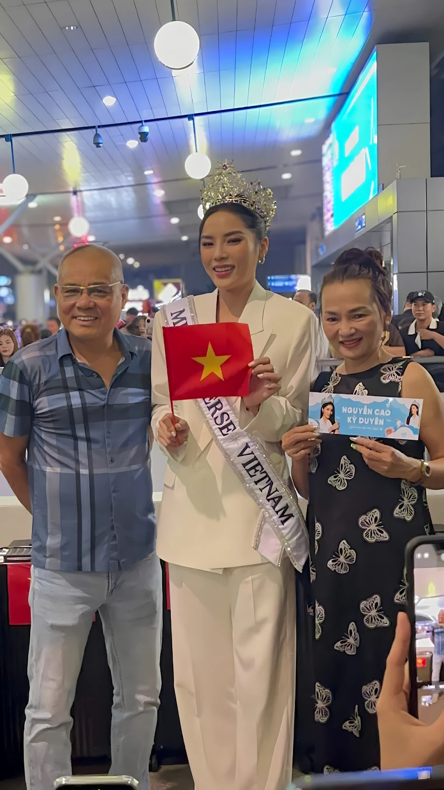 Kỳ Duyên khiến sân bay vỡ trận, hàng trăm người đến tiễn đi thi Miss Universe - Hình 5