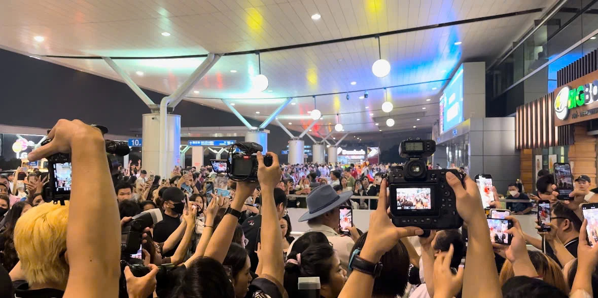 Kỳ Duyên khiến sân bay vỡ trận, hàng trăm người đến tiễn đi thi Miss Universe - Hình 2