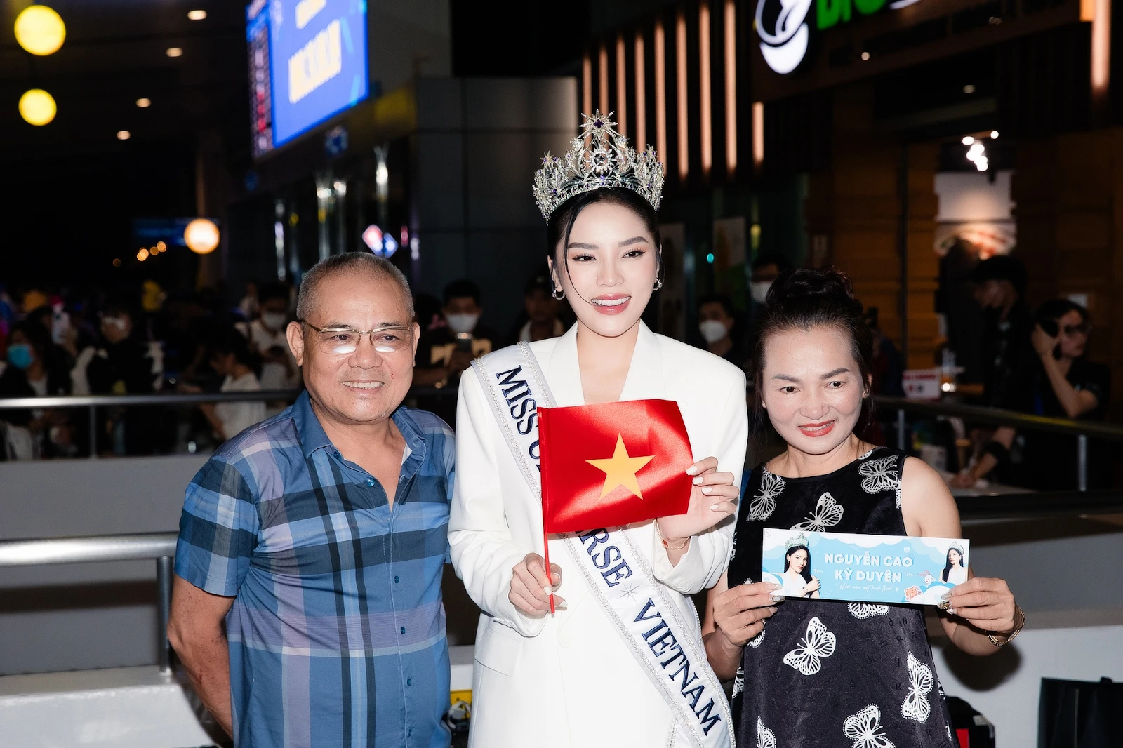 Kỳ Duyên khiến sân bay vỡ trận, hàng trăm người đến tiễn đi thi Miss Universe - Hình 6
