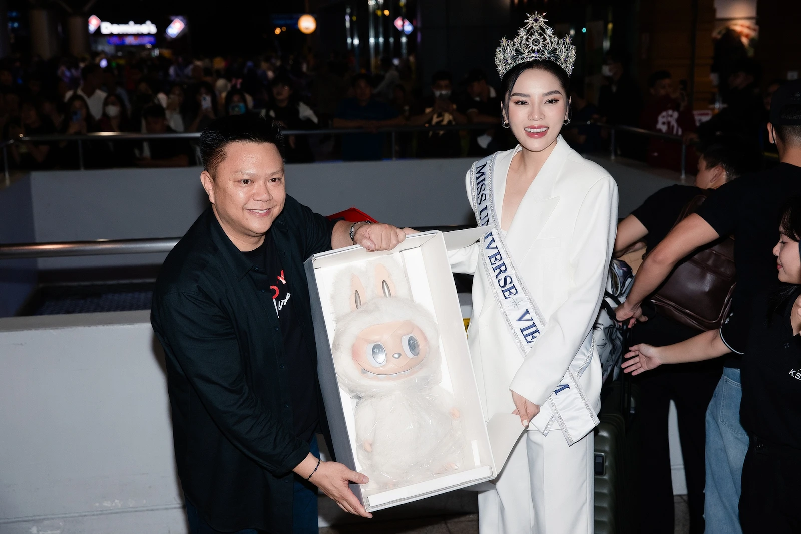 Kỳ Duyên khiến sân bay vỡ trận, hàng trăm người đến tiễn đi thi Miss Universe - Hình 7