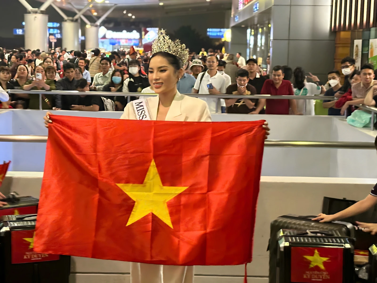 Kỳ Duyên khiến sân bay vỡ trận, hàng trăm người đến tiễn đi thi Miss Universe - Hình 4