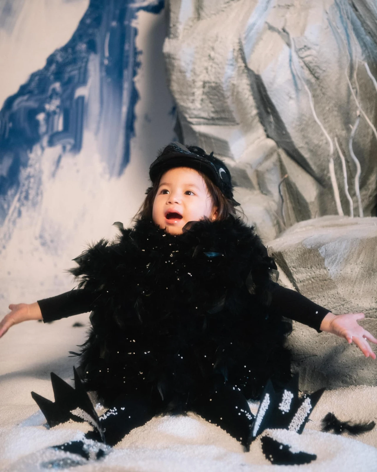 Gia đình bé Pam gây rúng động với bộ ảnh Halloween, bố mẹ làm người con làm chim - Hình 4