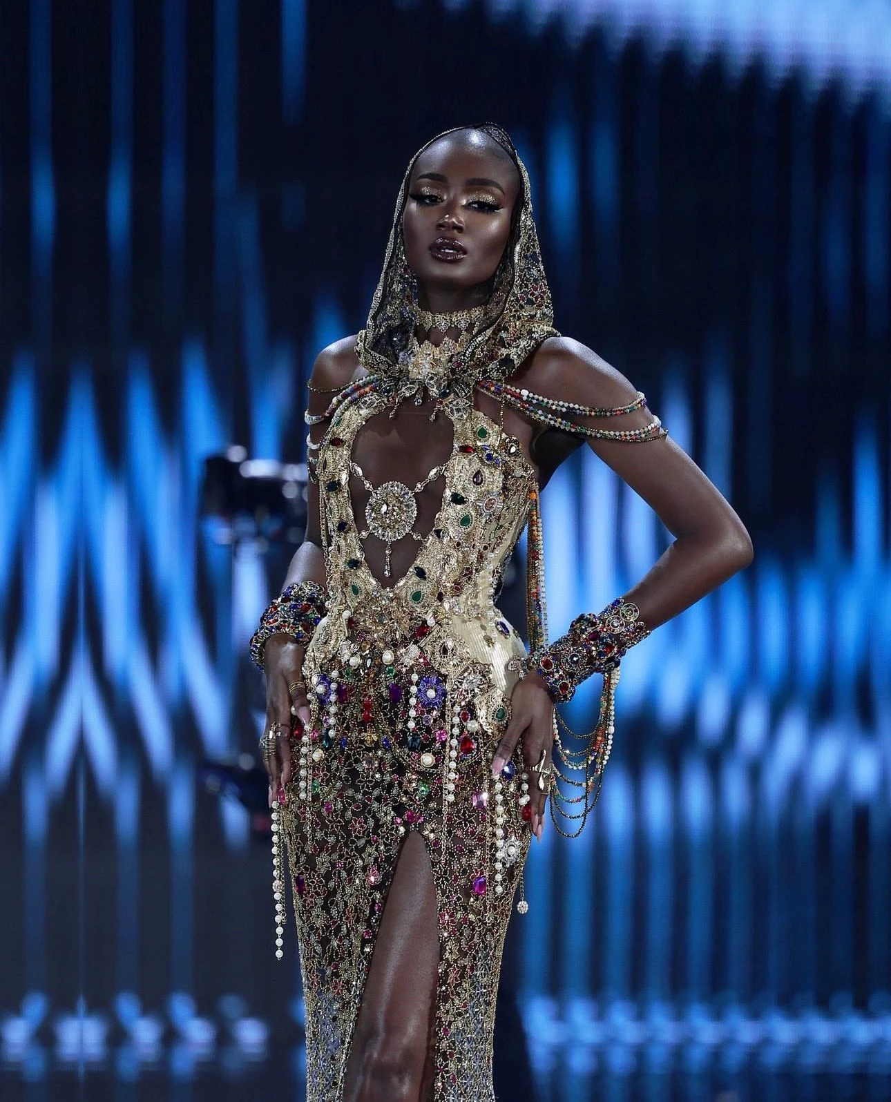 Safiétou Kabengele: Á hậu 3 đầu trọc, có màn lột tóc giả chấn động Miss Grand - Hình 1