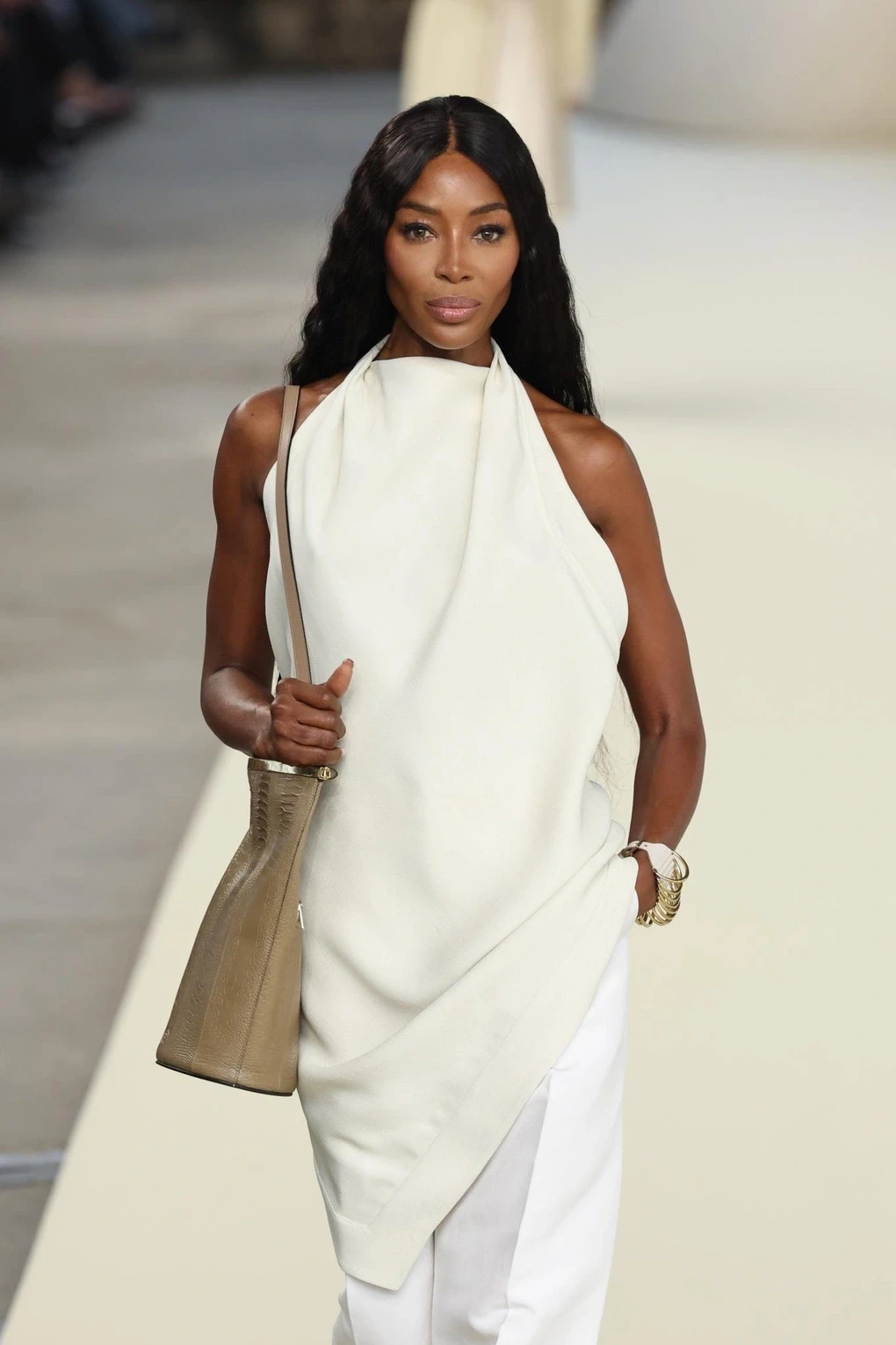 Naomi Campbell báo đen làng model, có 80 triệu USD vẫn nuốt tiền từ thiện - Hình 1