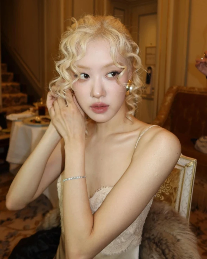 Rosé tìm thấy em trai thất lạc, visual đỉnh nóc kịch trần, đến khóc cũng đẹp - Hình 1