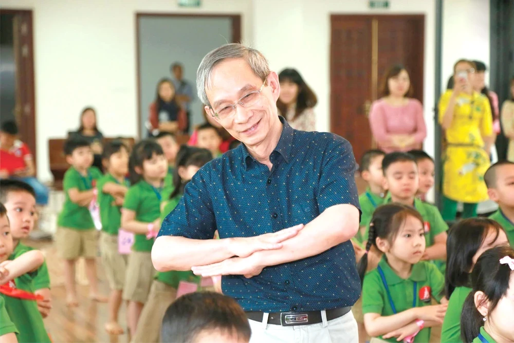 Xúc động thầy giáo nhận nuôi 22 bé làng Nủ còn sống sau trận lũ quét kinh hoàng - Hình 5