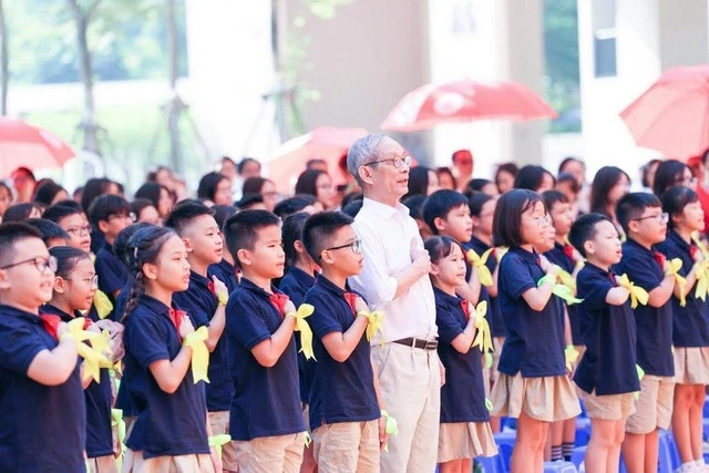 Xúc động thầy giáo nhận nuôi 22 bé làng Nủ còn sống sau trận lũ quét kinh hoàng - Hình 2