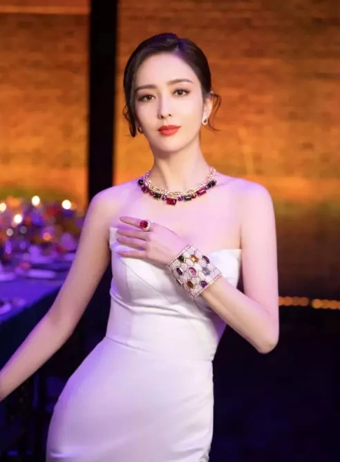 Đồng Lệ Á bị đồn cặp kè ông lớn, dẫn dắt đường dây sao nữ lớn nhất Trung Quốc - Hình 1