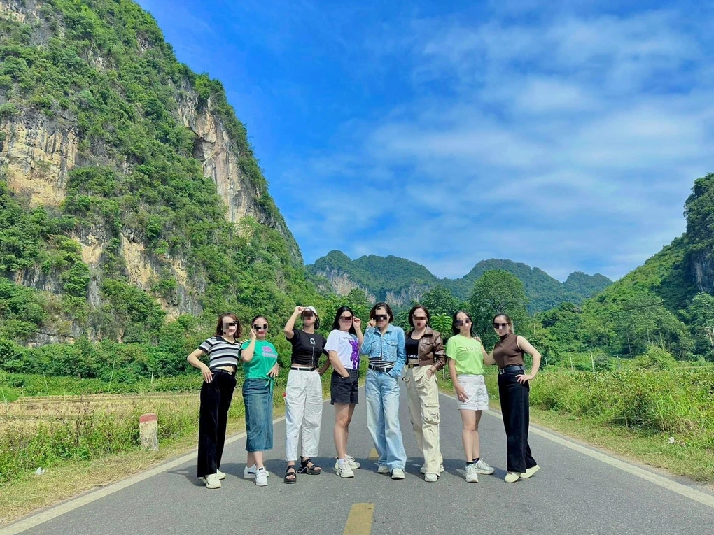 Vụ 9 phụ nữ mặc áo 9 màu quay clip giữa đường: CSGT Đắk Lắk vào cuộc - Hình 4