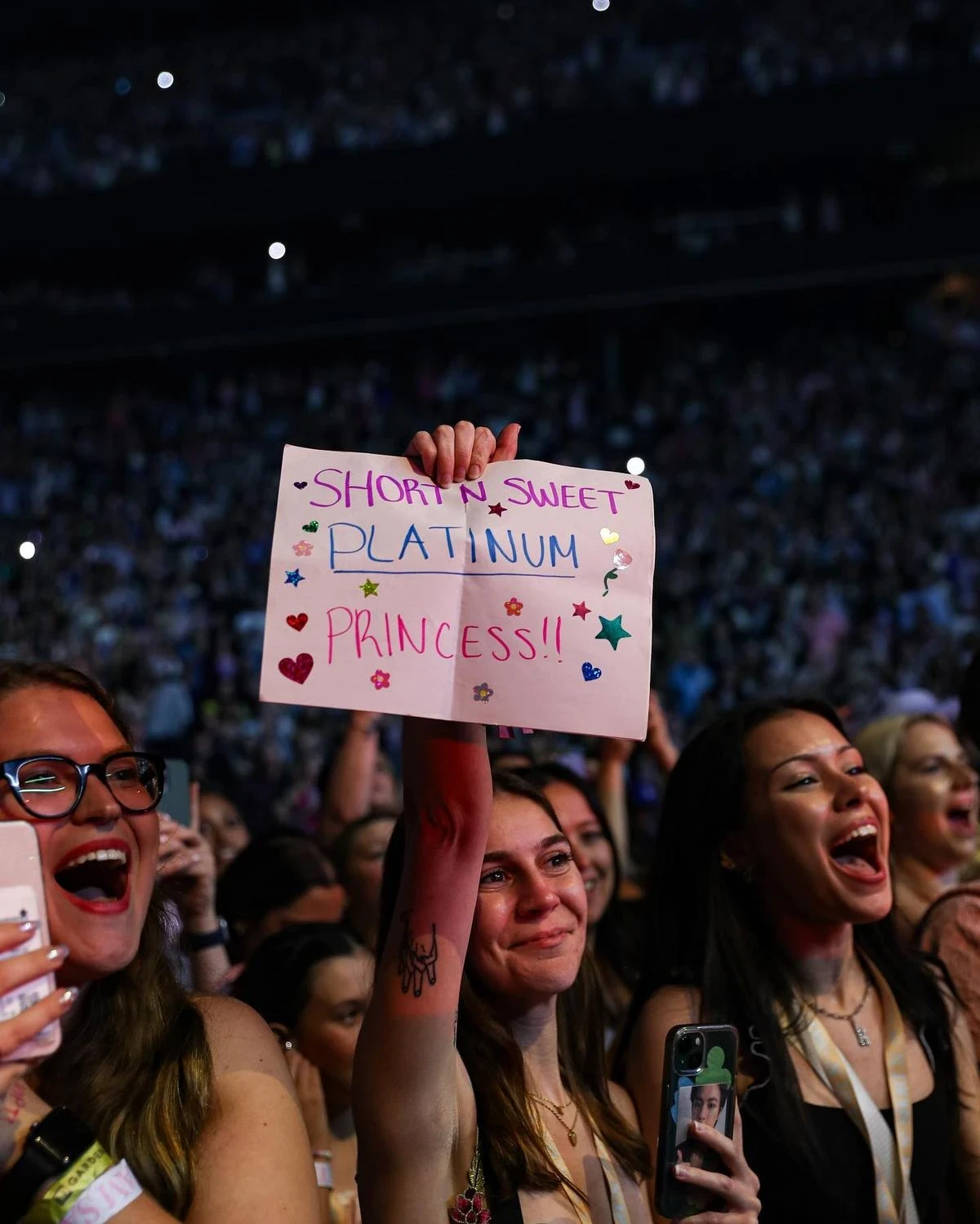 Em gái Taylor Swift làm điều đặc biệt cho Jin (BTS), cộng đồng ARMY dậy sóng - Hình 2