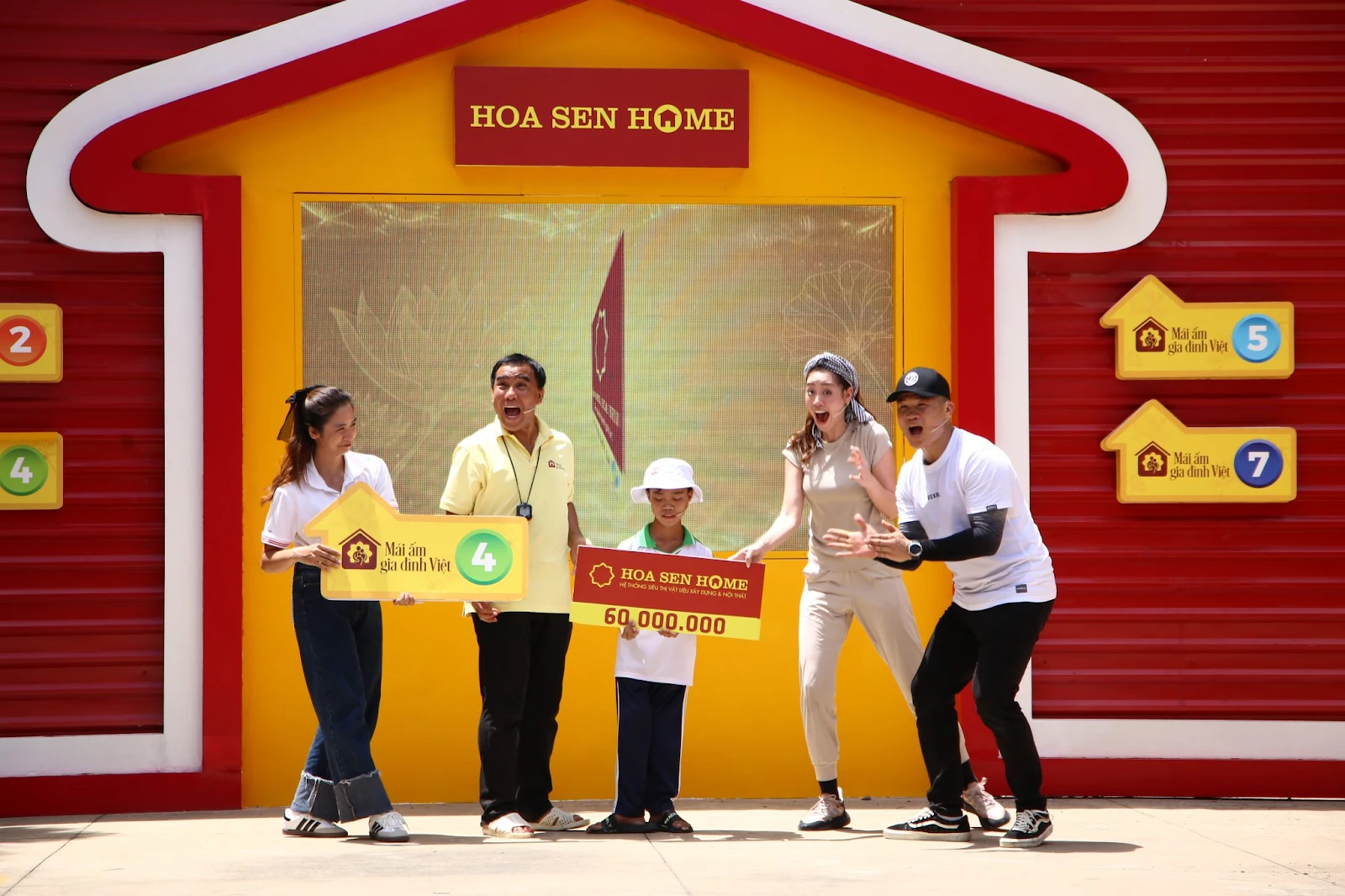 Giải mã Vietnam iContent Awards: Quang Linh chạm trán MC Quyền Linh, 1 hoa hậu - Hình 8
