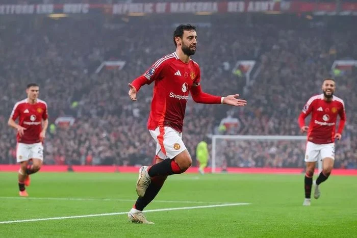 Bruno Fernandes đưa ra gợi ý lớn về tương lai của Nistelrooy tại MU - Hình 2