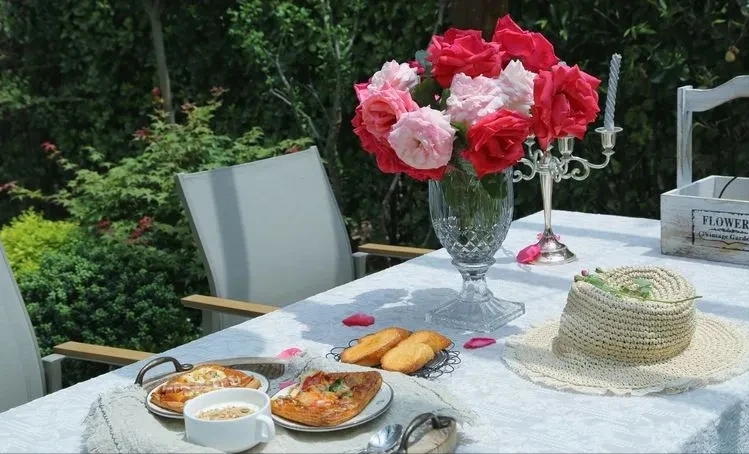 Cặp đôi dành 1 một năm để biến khoảng sân 120m2 thành một khu vườn xinh đẹp và lãng mạn - Hình 9