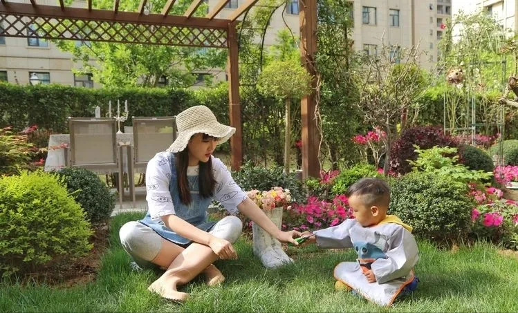 Cặp đôi dành 1 một năm để biến khoảng sân 120m2 thành một khu vườn xinh đẹp và lãng mạn - Hình 8