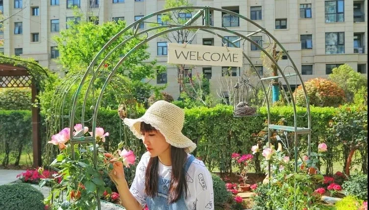Cặp đôi dành 1 một năm để biến khoảng sân 120m2 thành một khu vườn xinh đẹp và lãng mạn - Hình 16