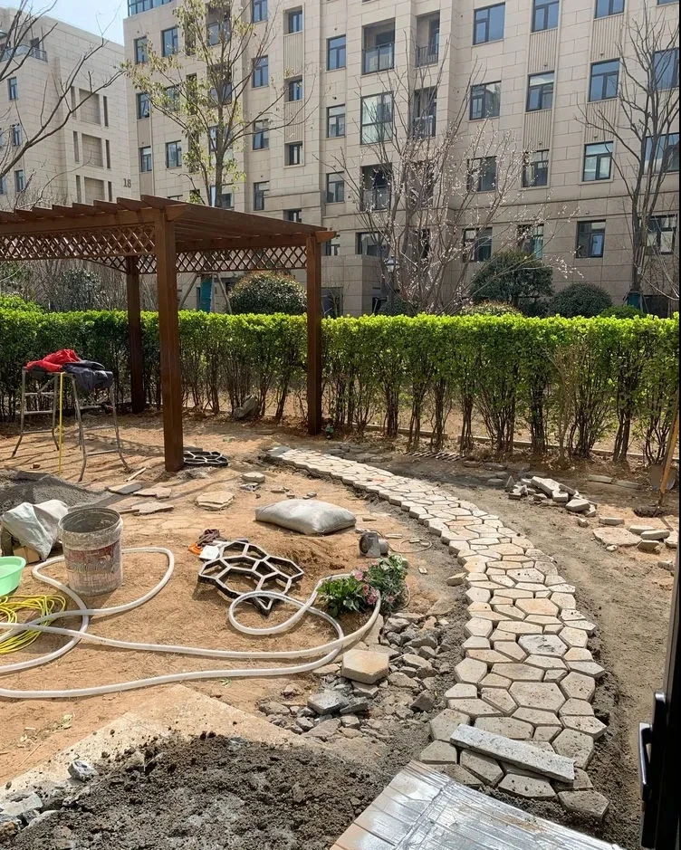 Cặp đôi dành 1 một năm để biến khoảng sân 120m2 thành một khu vườn xinh đẹp và lãng mạn - Hình 7