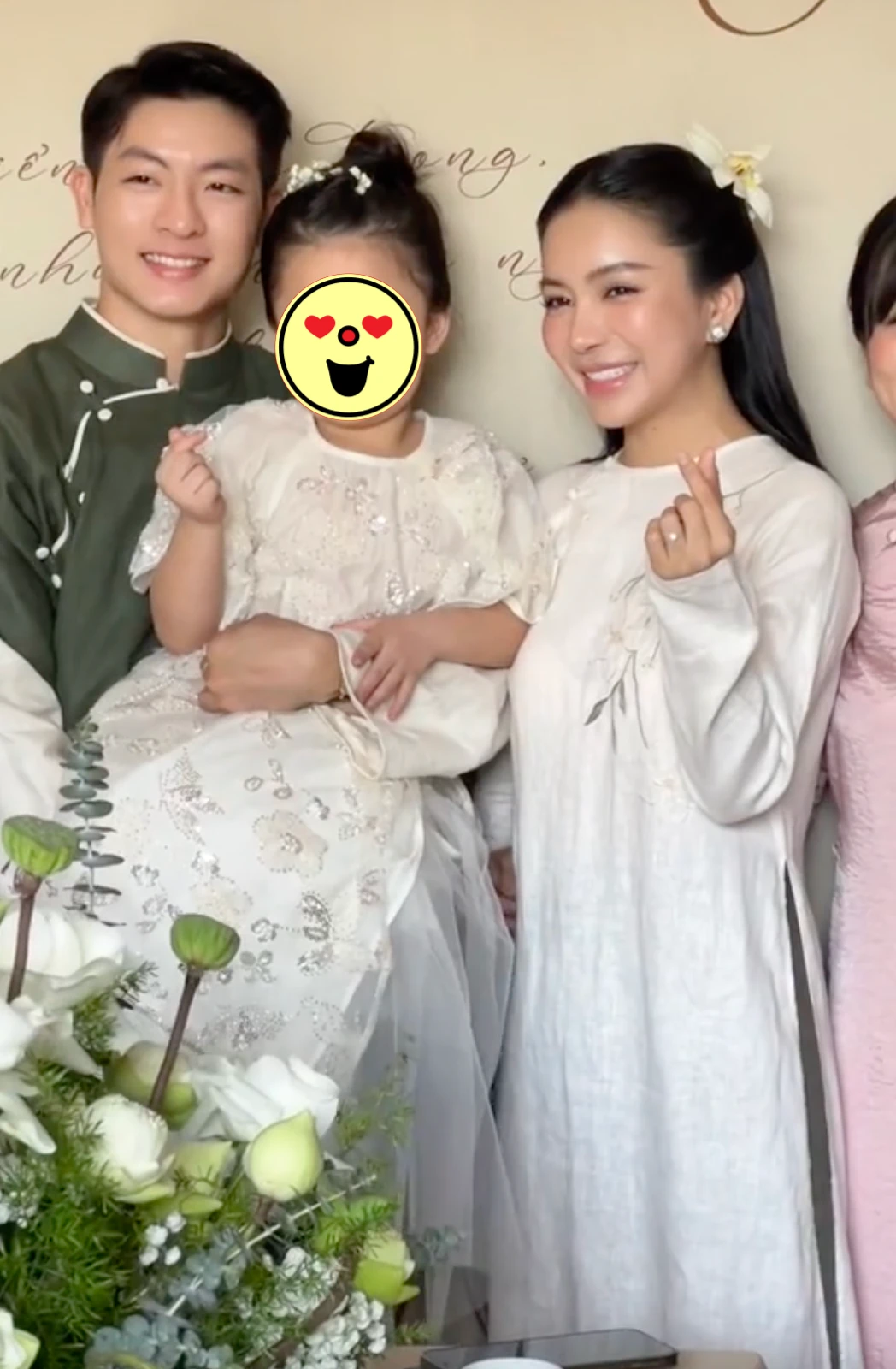 Đám hỏi đang gây xôn xao vì dâu - rể mặc đơn giản mà sang, visual chú rể như xé truyện bước ra - Hình 1