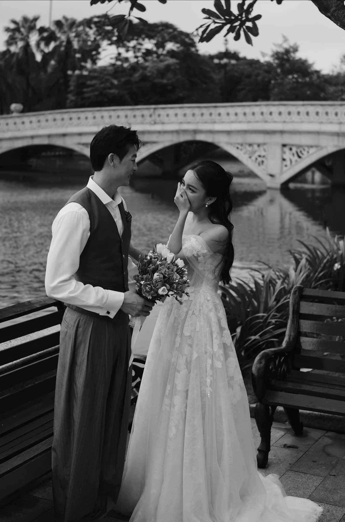 Đám hỏi đang gây xôn xao vì dâu - rể mặc đơn giản mà sang, visual chú rể như xé truyện bước ra - Hình 6