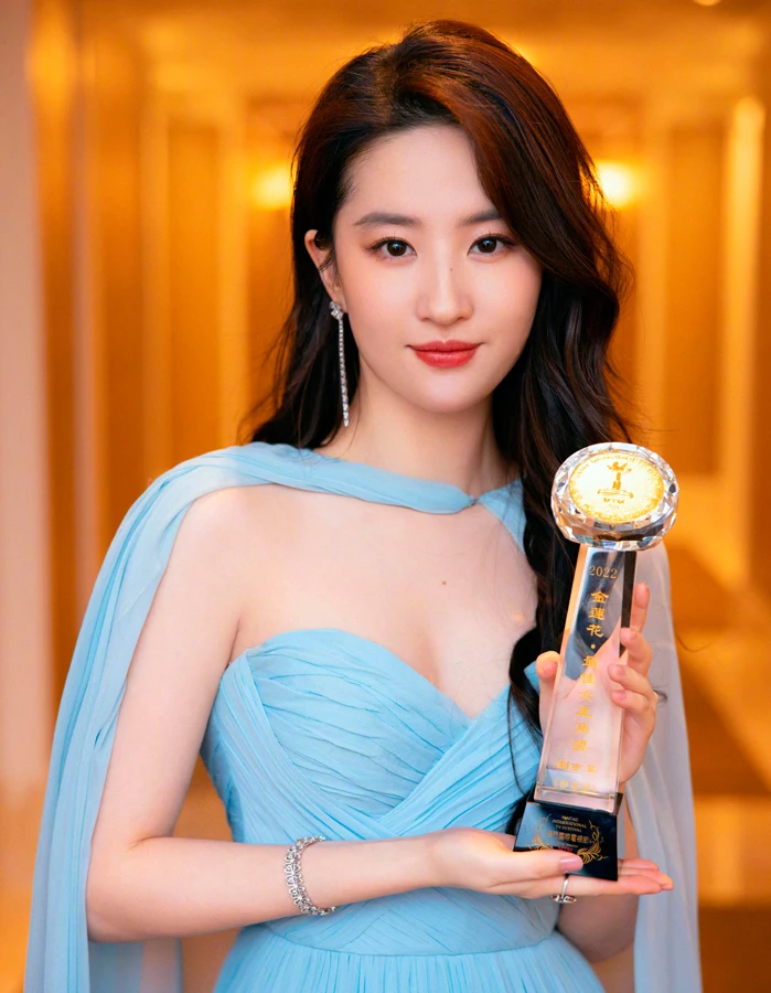 Lưu Diệc Phi nhận cười chê dù đạt giải cao, nhan sắc thật bị nói cà chuột lố tay - Hình 6