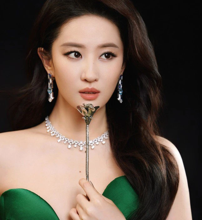 Lưu Diệc Phi nhận cười chê dù đạt giải cao, nhan sắc thật bị nói cà chuột lố tay - Hình 4