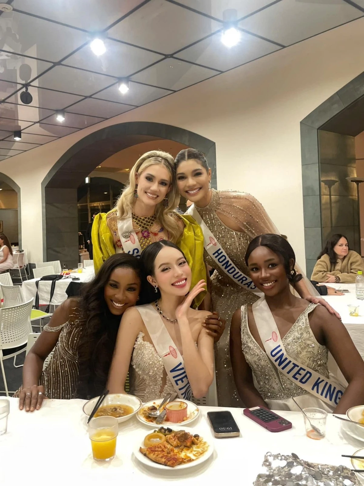 Miss International bị chê như ao làng: Sân khấu sơ sài kém sang, người đẹp Việt Nam ra sao? - Hình 13