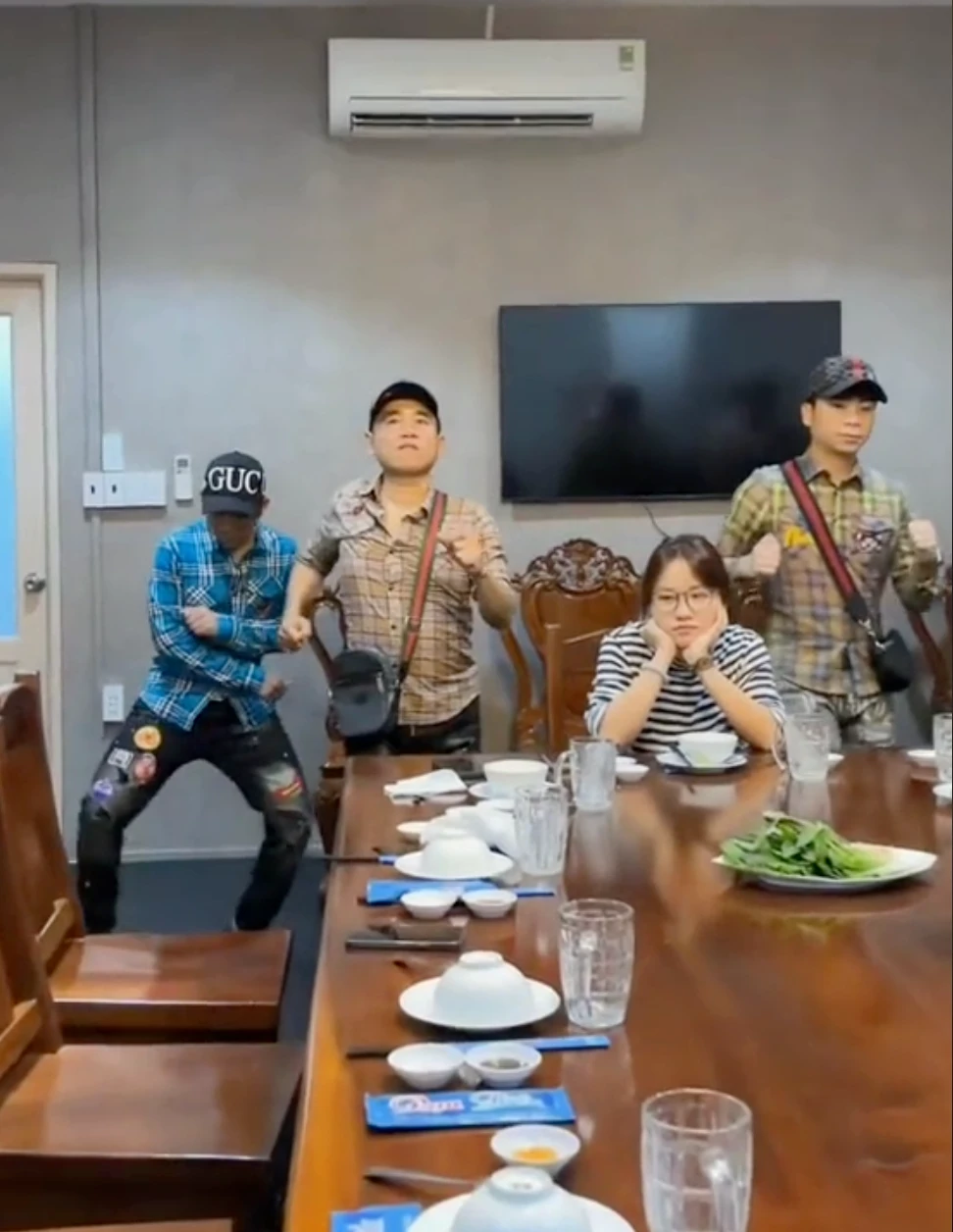 Quang Linh đi chợ ở TPHCM, dàn tiểu thương rần rần, Nhật Lệ ngán style boy phố - Hình 5