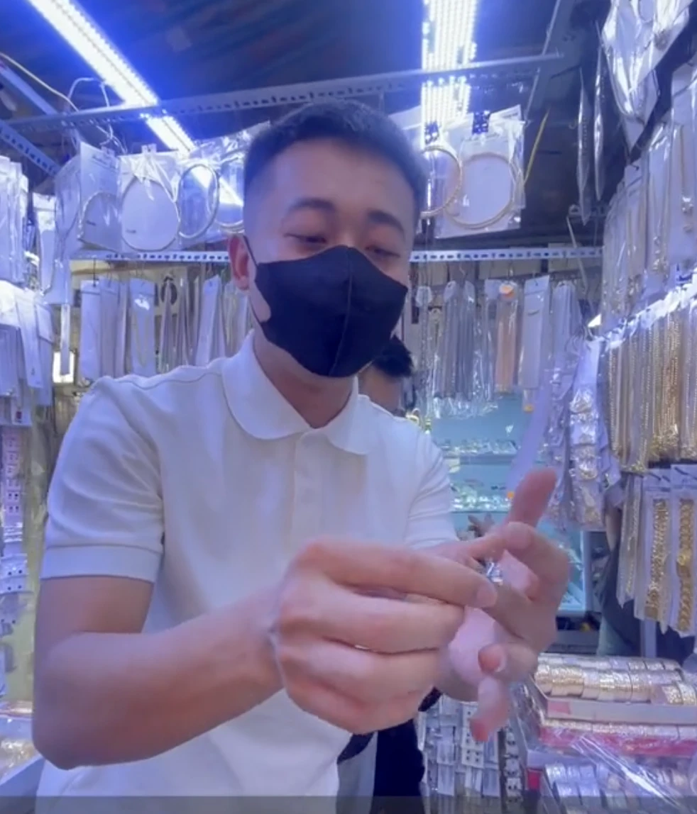 Quang Linh đi chợ ở TPHCM, dàn tiểu thương rần rần, Nhật Lệ ngán style boy phố - Hình 3