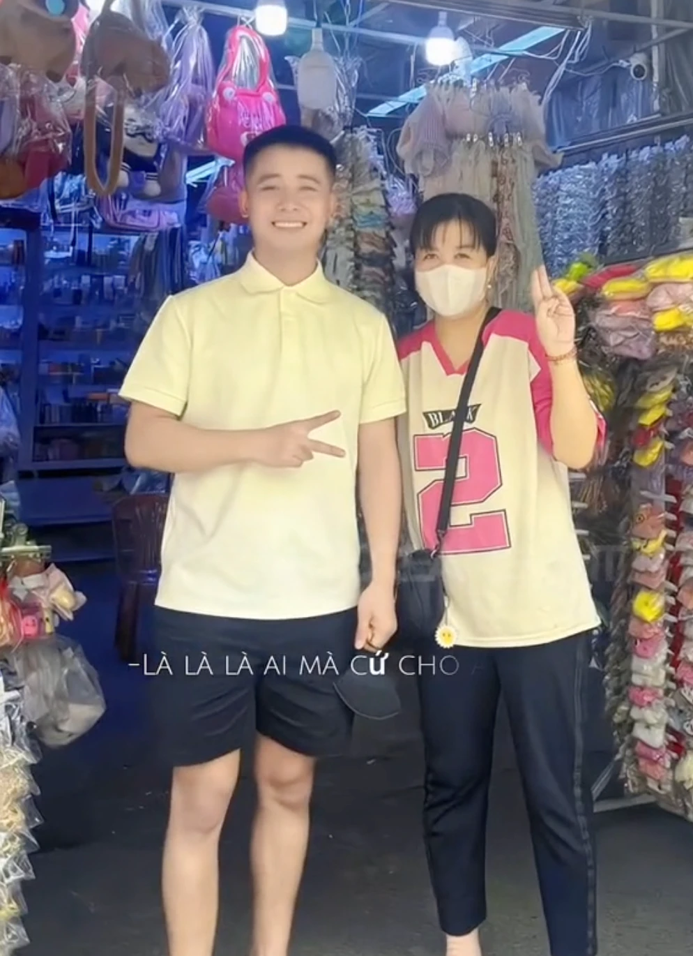 Quang Linh đi chợ ở TPHCM, dàn tiểu thương rần rần, Nhật Lệ ngán style boy phố - Hình 4