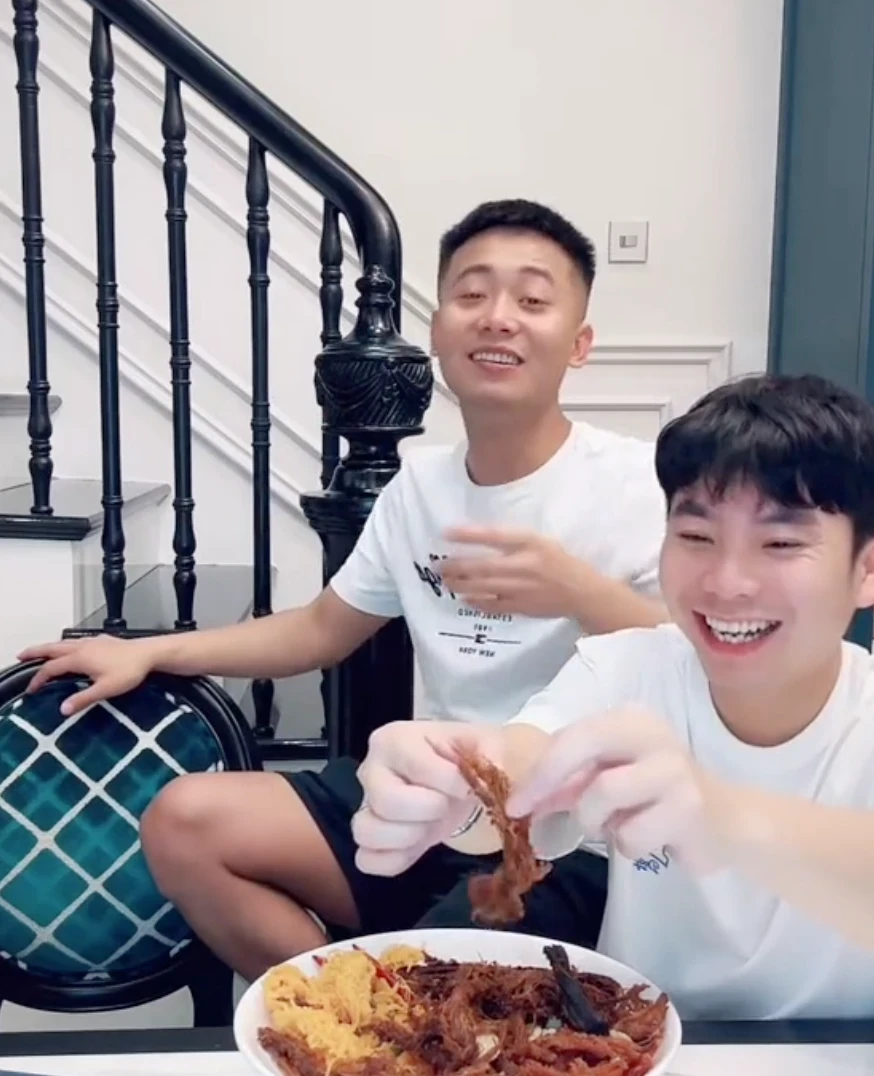 Quang Linh Vlog có mặt Sài thành, check in cực chất, khoe vàng đỏ tay gây choáng - Hình 4