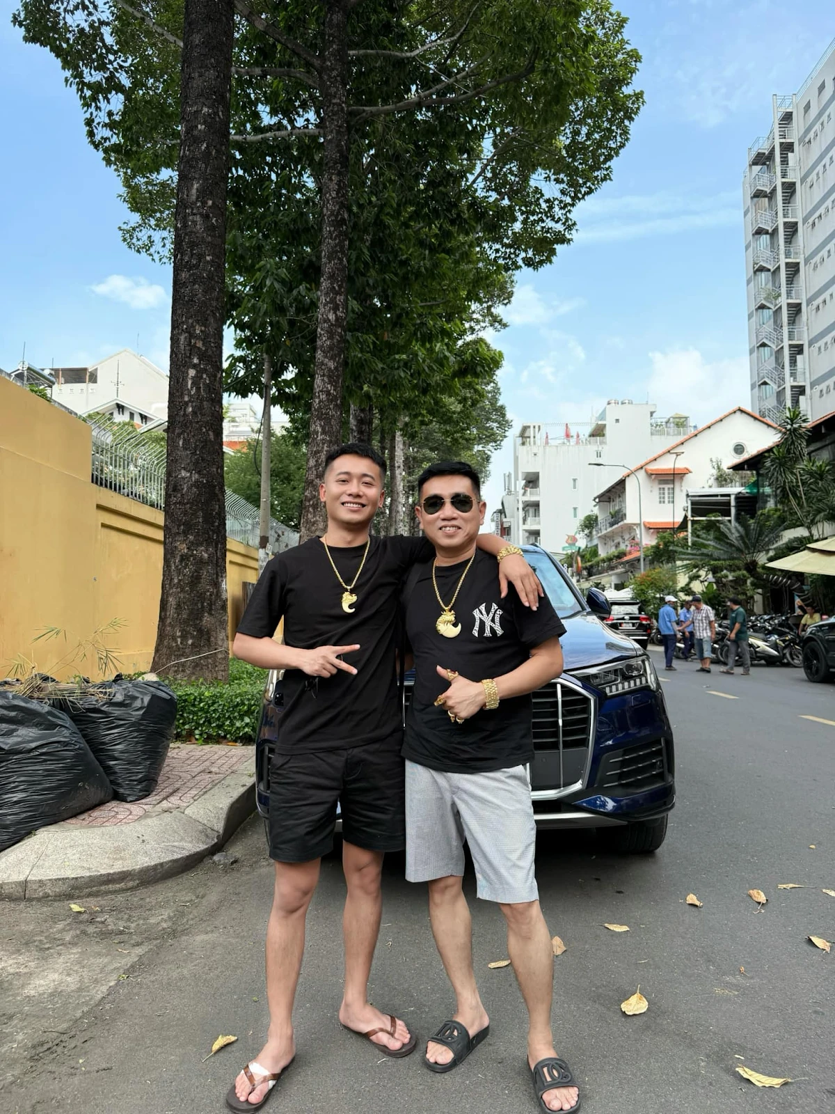 Quang Linh Vlog có mặt Sài thành, check in cực chất, khoe vàng đỏ tay gây choáng - Hình 2