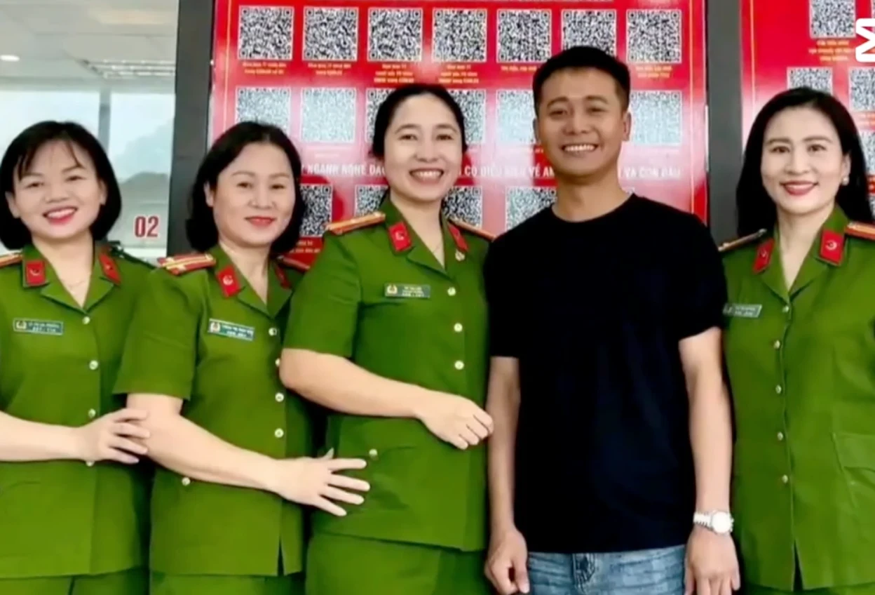 Quang Linh Vlog có mặt Sài thành, check in cực chất, khoe vàng đỏ tay gây choáng - Hình 3