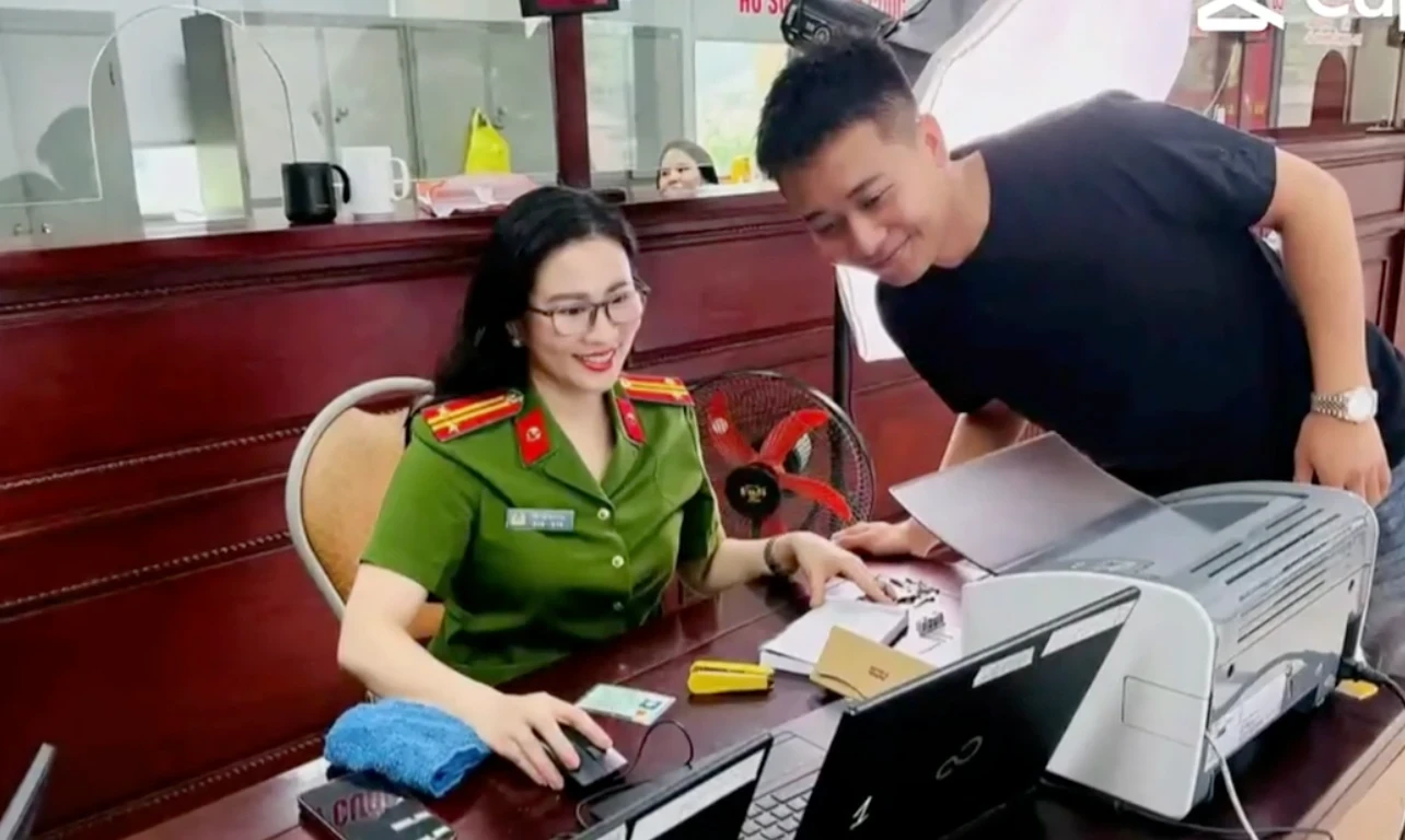 Quang Linh Vlog có mặt Sài thành, check in cực chất, khoe vàng đỏ tay gây choáng - Hình 1