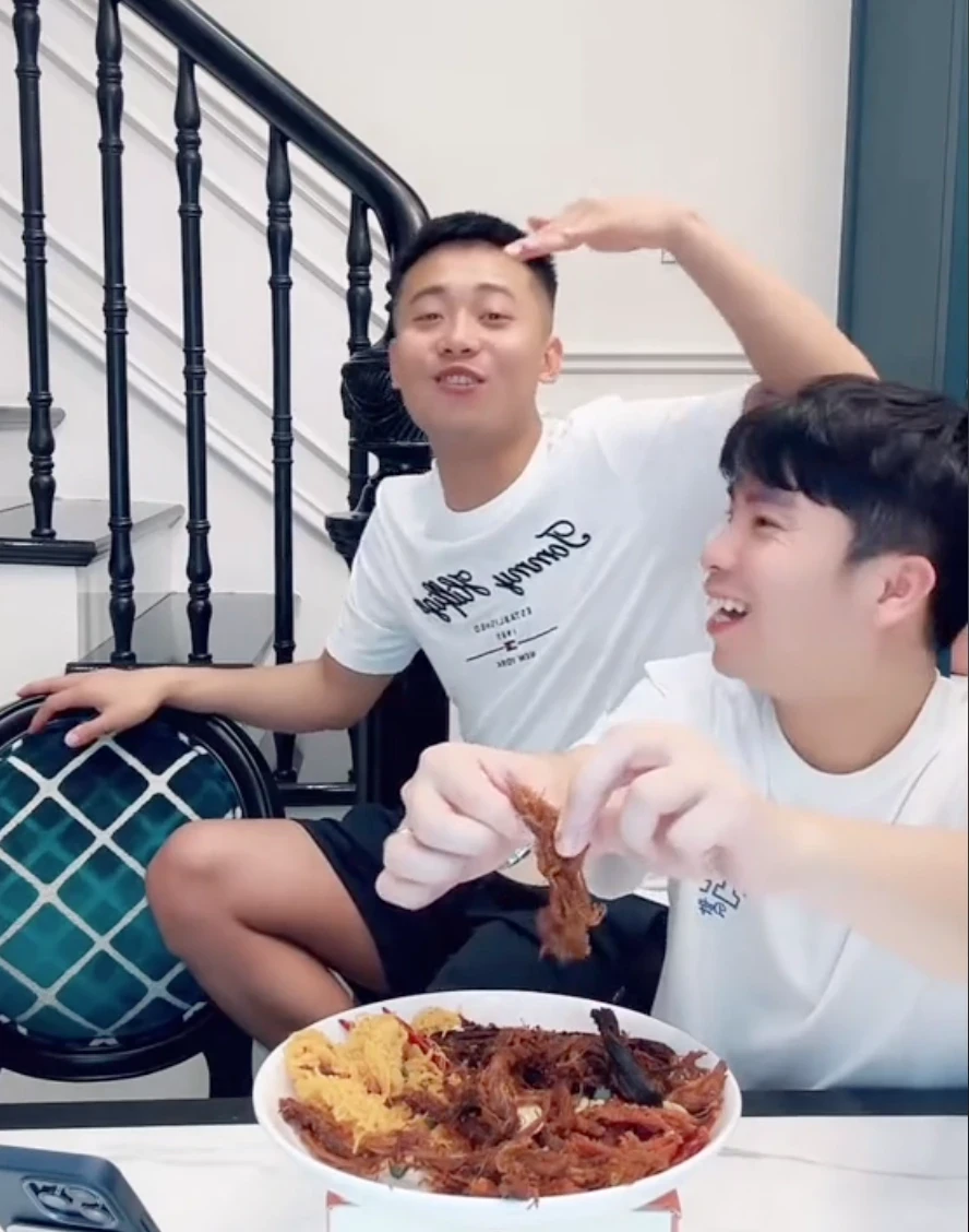 Quang Linh Vlog có mặt Sài thành, check in cực chất, khoe vàng đỏ tay gây choáng - Hình 5