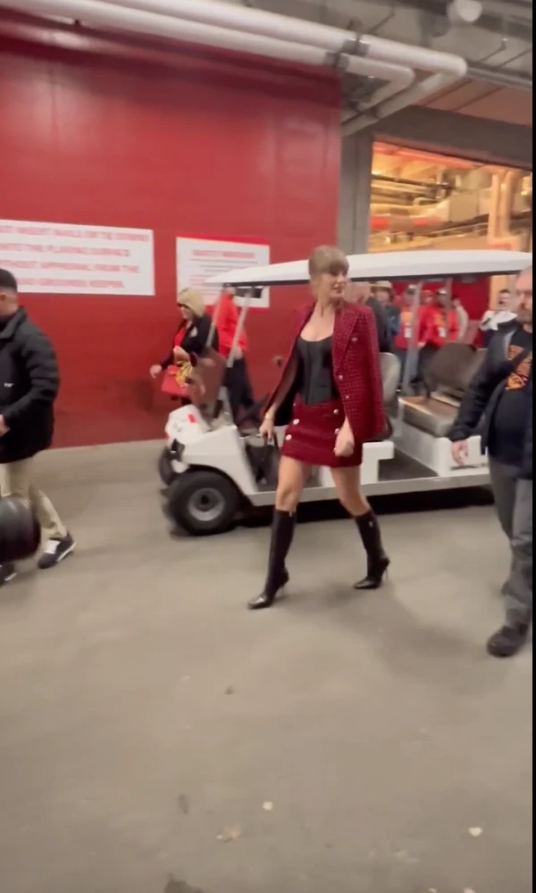 Taylor Swift chỉnh đốn vệ sĩ vì dám la hét phóng viên, CĐM khen ngợi hết lời - Hình 3